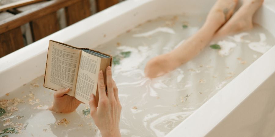 Eine Möglichkeit, ein entspannendes Bad zu nehmen  – welche Badewanne eignet sich am besten zum Baden?