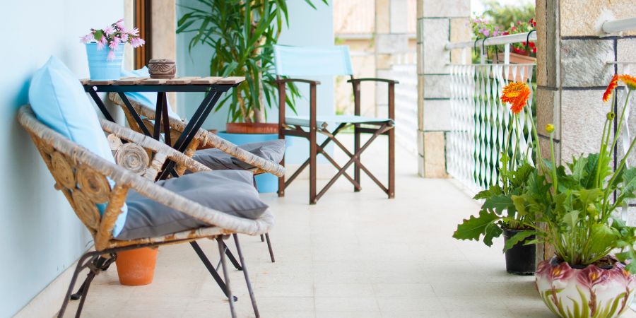 Vor allem Pflanzen. Welche Blumen sollte man also für einen Balkon im romantischen Stil wählen? 