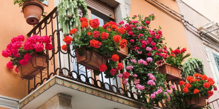 Julias Haus mit einzigartigem Balkon – Beleuchtung für einen romantischen Balkon 