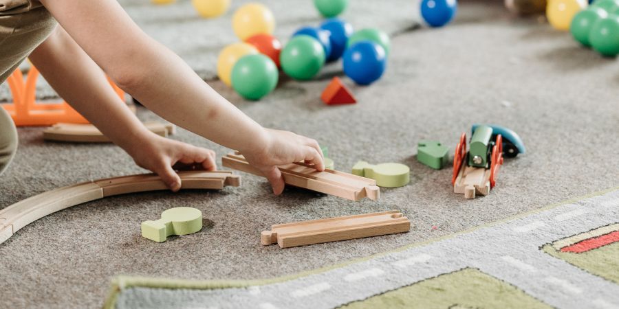 5 Tricks, um Ordnung im Kinderzimmer aufrechtzuerhalten