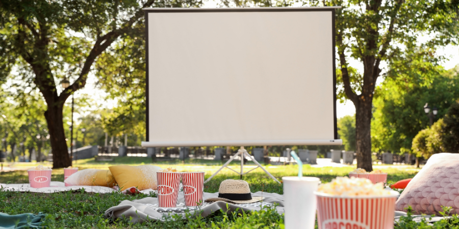 Sommerkino im eigenen Garten – ein einzigartiges Freiluftkino. Wie wählt man den richtigen Ort aus? 