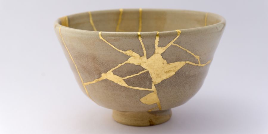 Welche Philosophie steckt hinter Kintsugi und den japanischen Klebetechniken? 