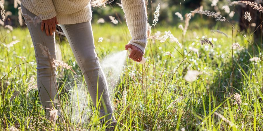 Chemische Präparate gegen Zecken – Bekämpfung von Zecken im Garten. Sind Naturheilmittel wirksam? Pflanzliches Abwehrmittel gegen Zecken 