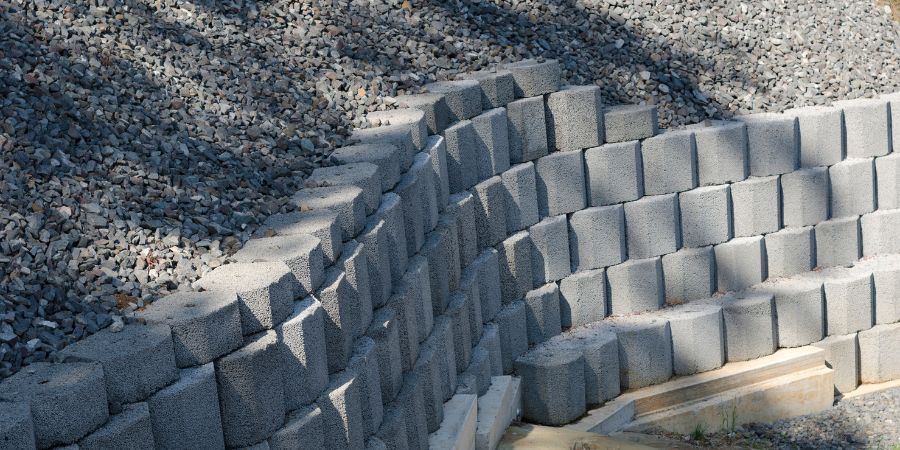 Gartenmauer – Bau einer Stützmauer im eigenen Garten. Wie mit der Arbeit anfangen? 