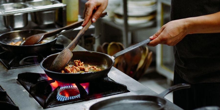 Wie wählt man die richtige Pfanne aus? Nicht alle Arten sind zum Braten geeignet 