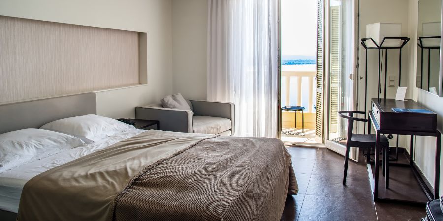 Anordnung eines kleinen und großen Hotelzimmers – Musterzimmer oder was man bei der Gestaltung nicht vergessen sollte?