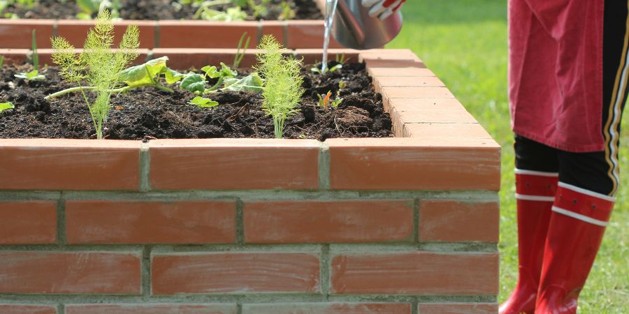 Wie baut man ein Hochbeet aus Ziegeln?