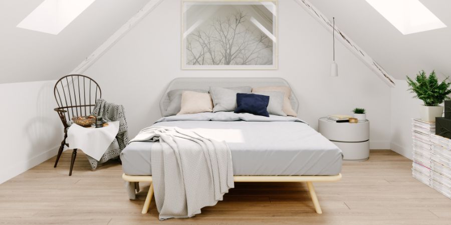 Das perfekte Bett für ein Schlafzimmer im Dachgeschoss – welches Modell soll man wählen? Niedriger Dachboden mit Dachschrägen und einem eleganten Bett 