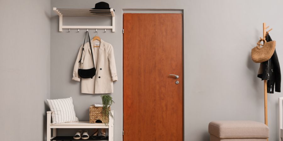 Hängende oder stehende Garderobe für den Flur? Funktionelle Ausstattung für den Flur